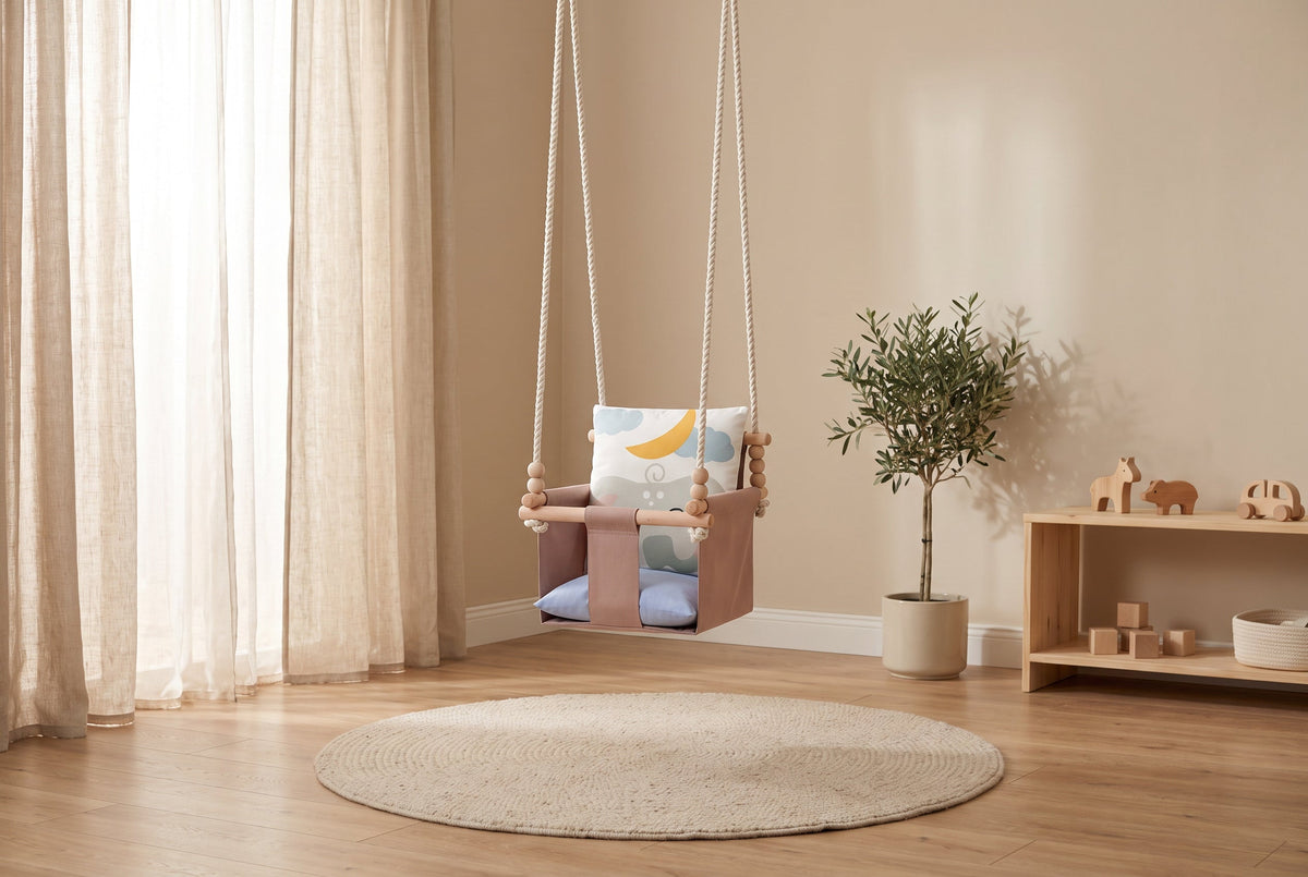 Babyschaukel mit doppelseitigen Baumwollkissen Elefant-Motiv im hellen Kinderzimmer