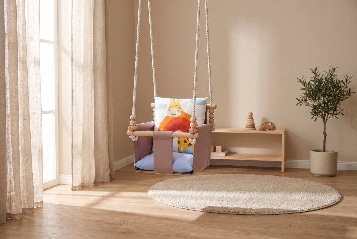 Babyschaukel mit doppelseitigen Baumwollkissen Giraffe-Motiv im hellen Kinderzimmer