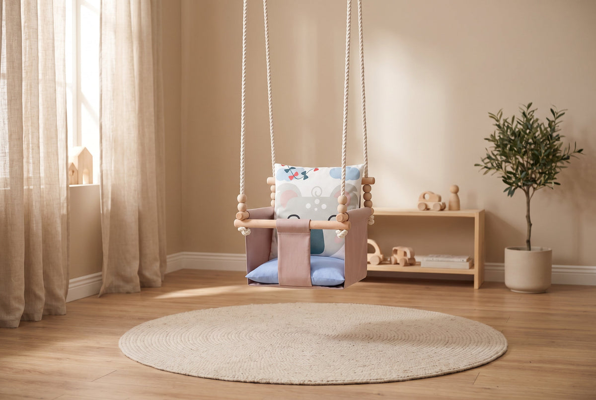 Babyschaukel mit doppelseitigen Baumwollkissen Koala-Motiv im hellen Kinderzimmer