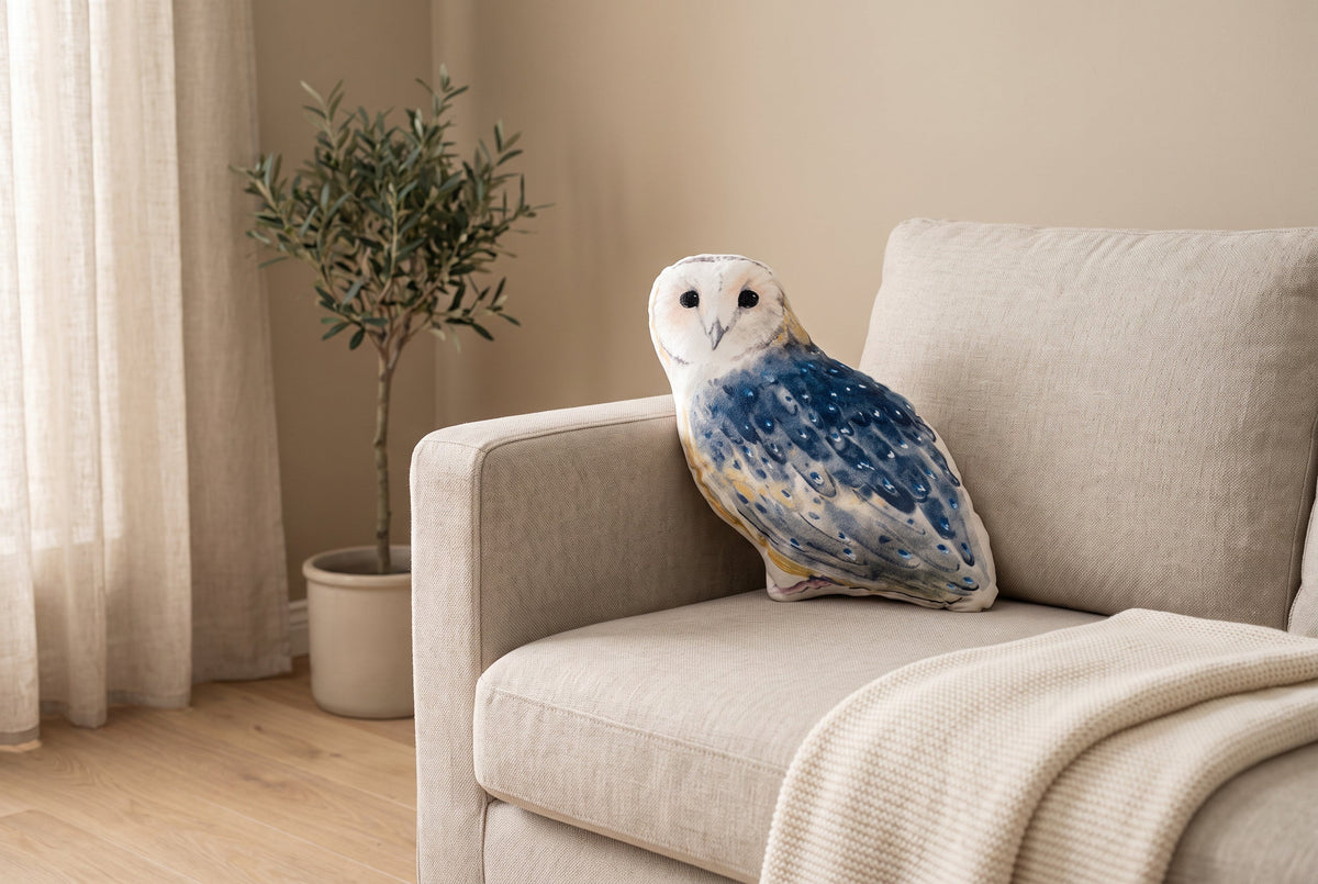 Dekokissen für Kinder Eule-Motiv auf einem Leinensofa im Wohnzimmer