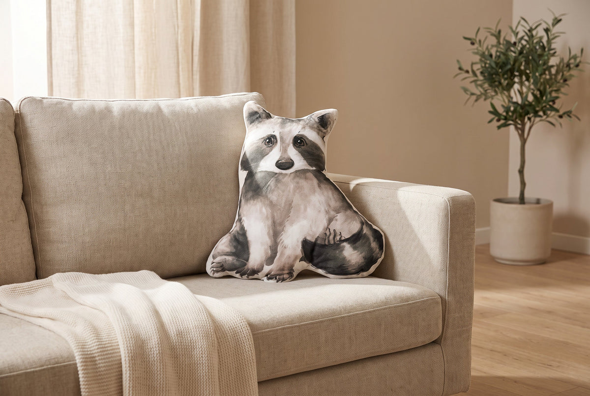 Kinderkissen Waschbär-Motiv für Kinder auf einem Leinensofa im Wohnzimmer