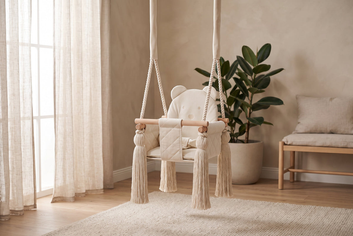 Kinderschaukel für Zuhause Naturfarben im hellen Wohnzimmer