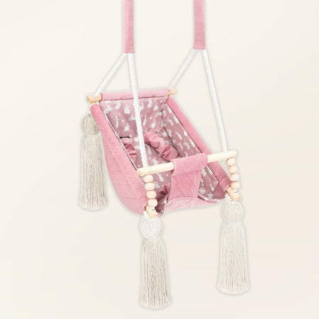 Amaca altalena per bebè in velluto Rosa, in velluto, vista di tre quarti con nappe, perle di legno e seduta imbottita