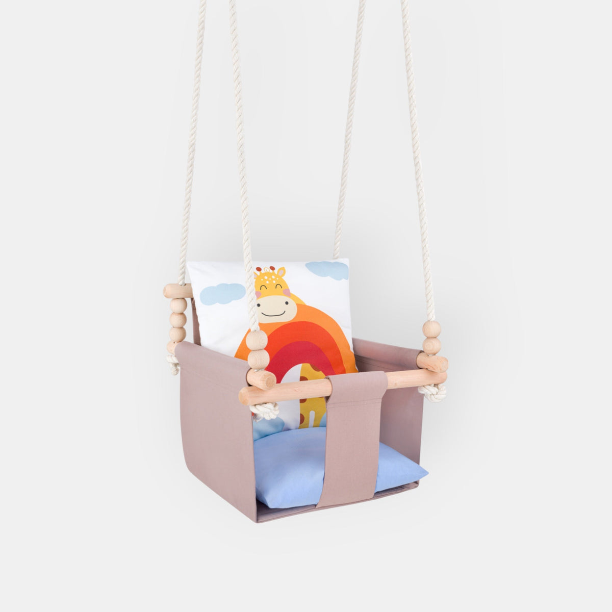 Babyschaukel mit doppelseitigen Baumwollkissen Giraffe-Motiv, Vorderansicht mit Stange und Holzperlen