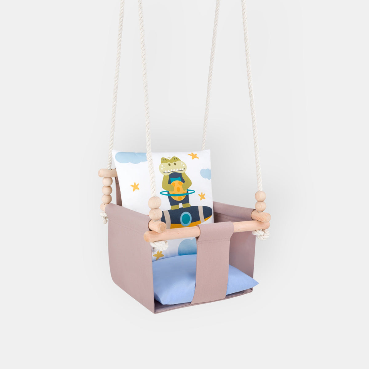 Altalena da interno per bambini con cuscini in cotone Coccodrillo, vista frontale con barra e perle di legno