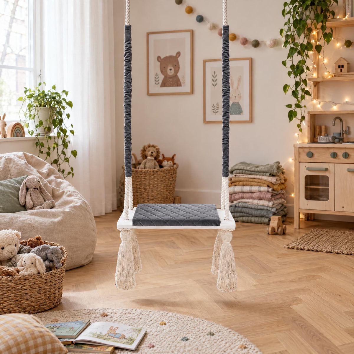 Altalena in legno da interno con seduta in velluto Grigio scuro, appesa in una cameretta luminosa