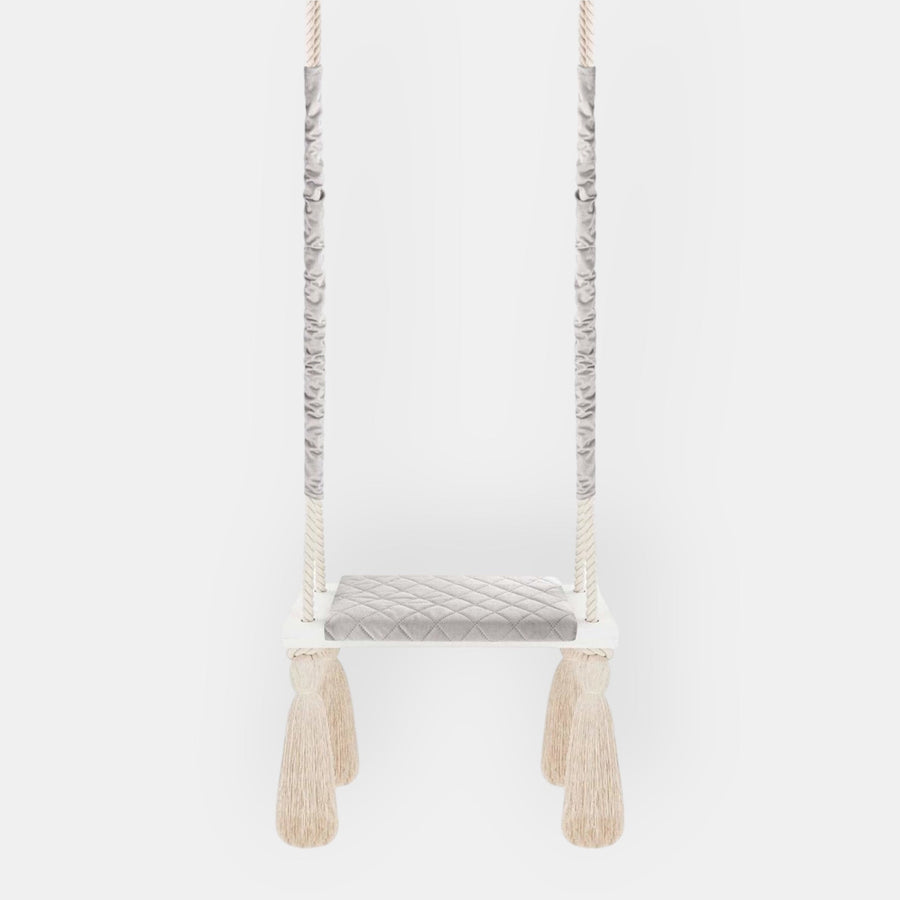 Balançoire enfant intérieur bois massif corde coton gris clair, vue de face : planche en bois et coussin d'assise