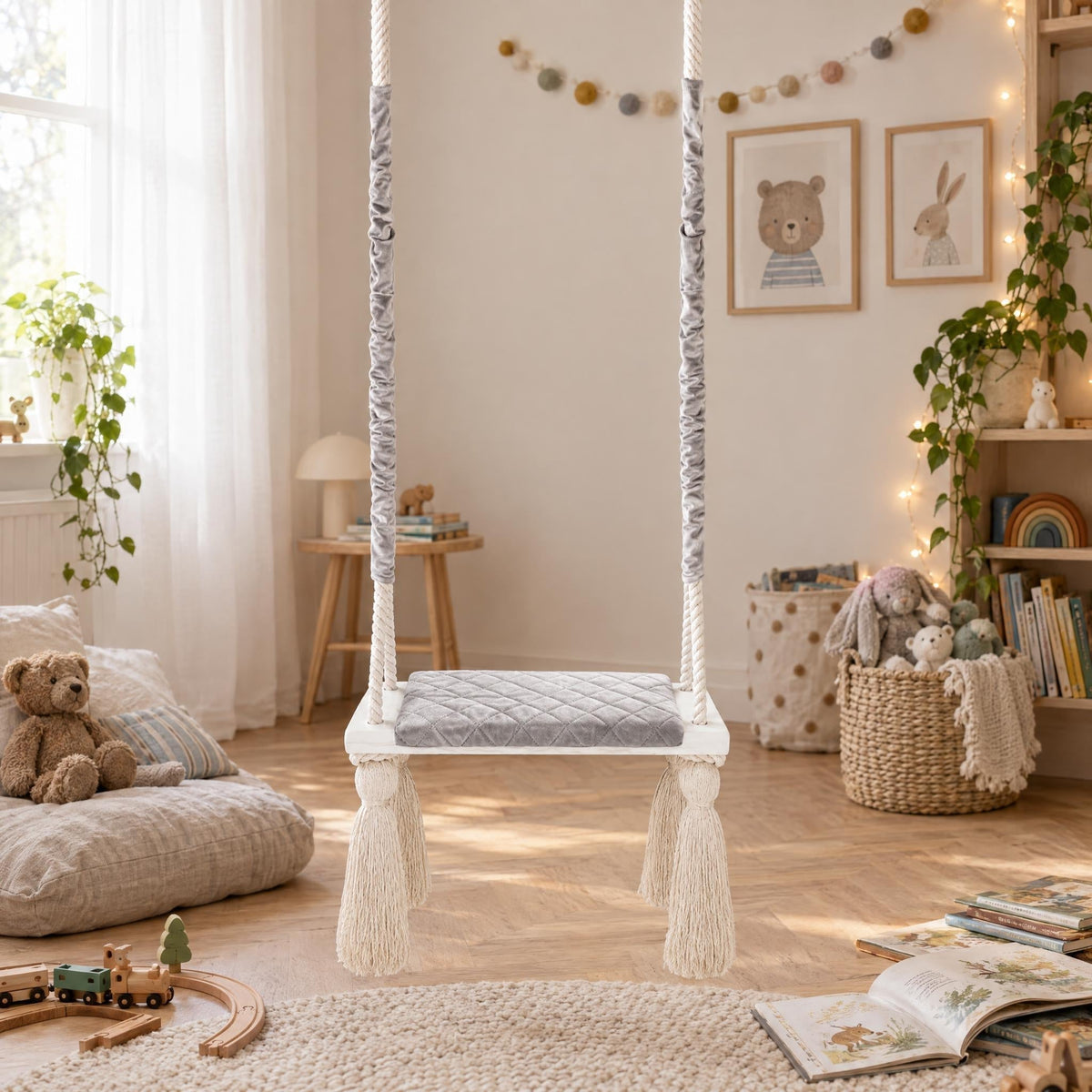 Balançoire enfant intérieur bois massif corde coton gris clair, suspendue dans une chambre d'enfant lumineuse
