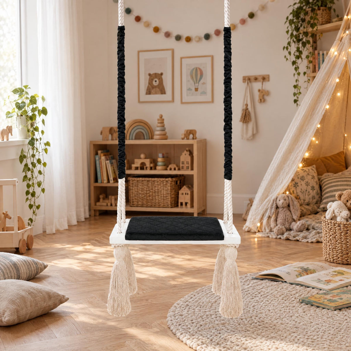 Kinderschaukel für drinnen Massivholz Schwarz Baumwollseil, aufgehängt in einem hellen Kinderzimmer