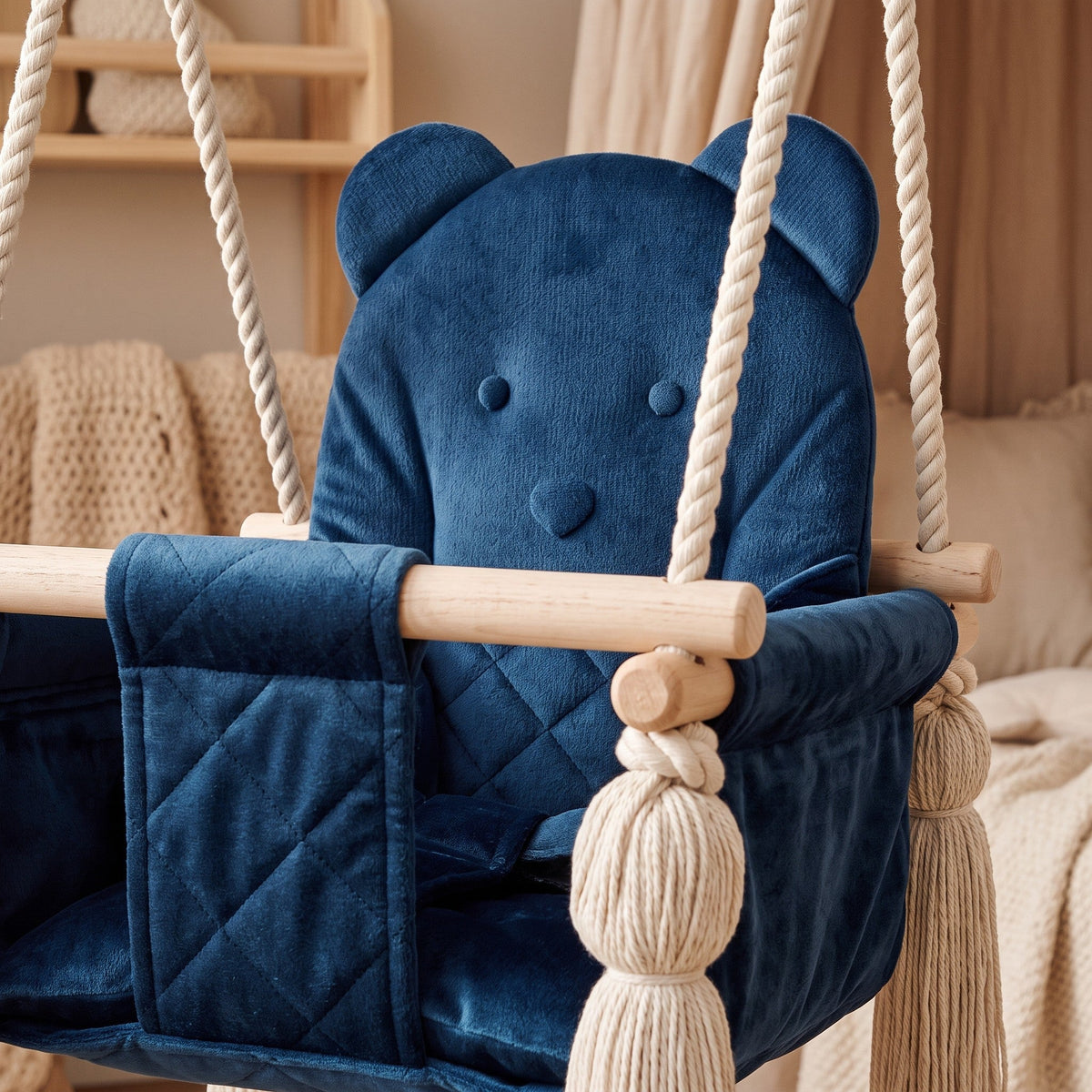 Altalena da interno per bambini in velluto Blu marino, dettaglio della seduta in velluto con motivo orso