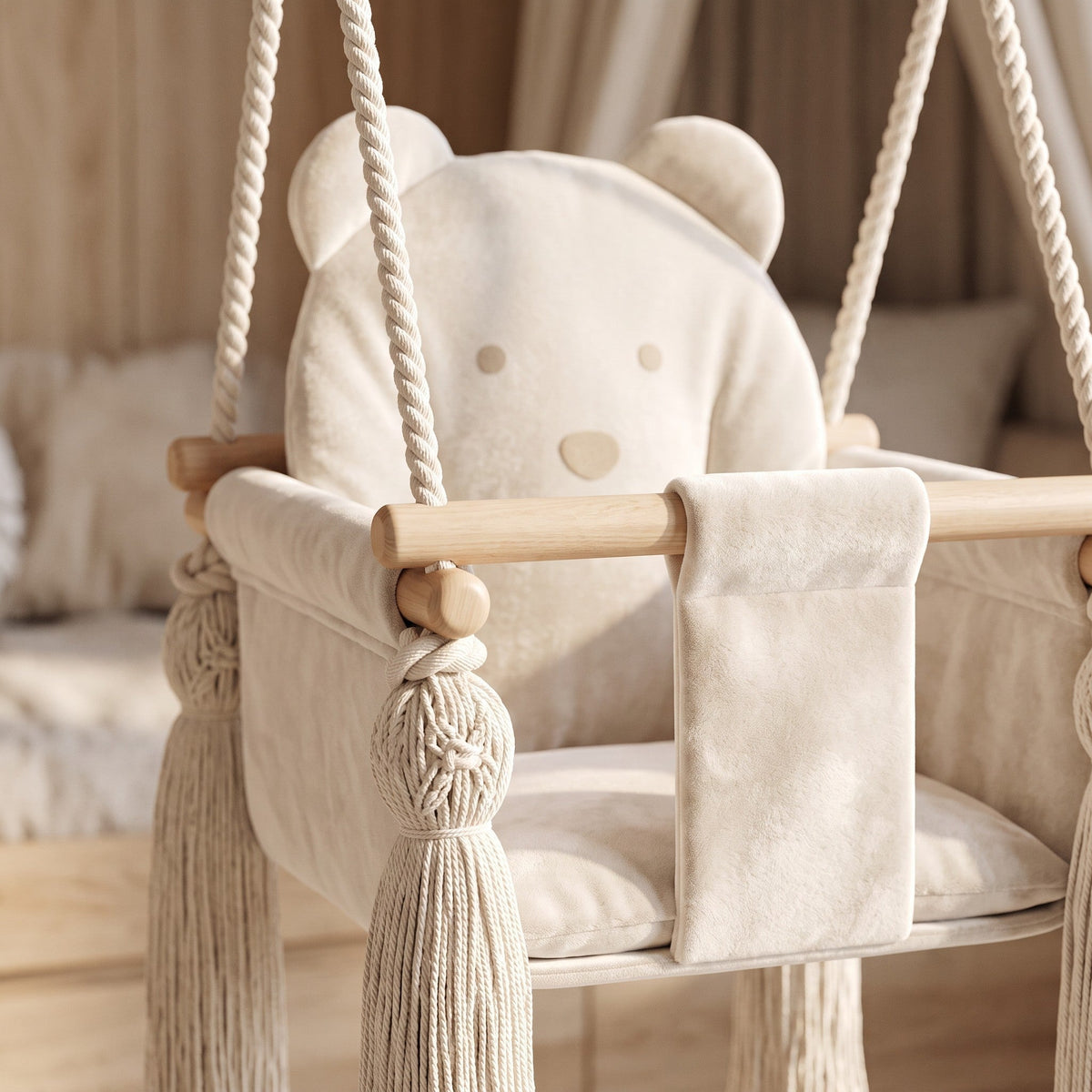 Kinderschaukel für Zuhause Naturfarben, Nahaufnahme der Samt-Sitzfläche im Bärendesign