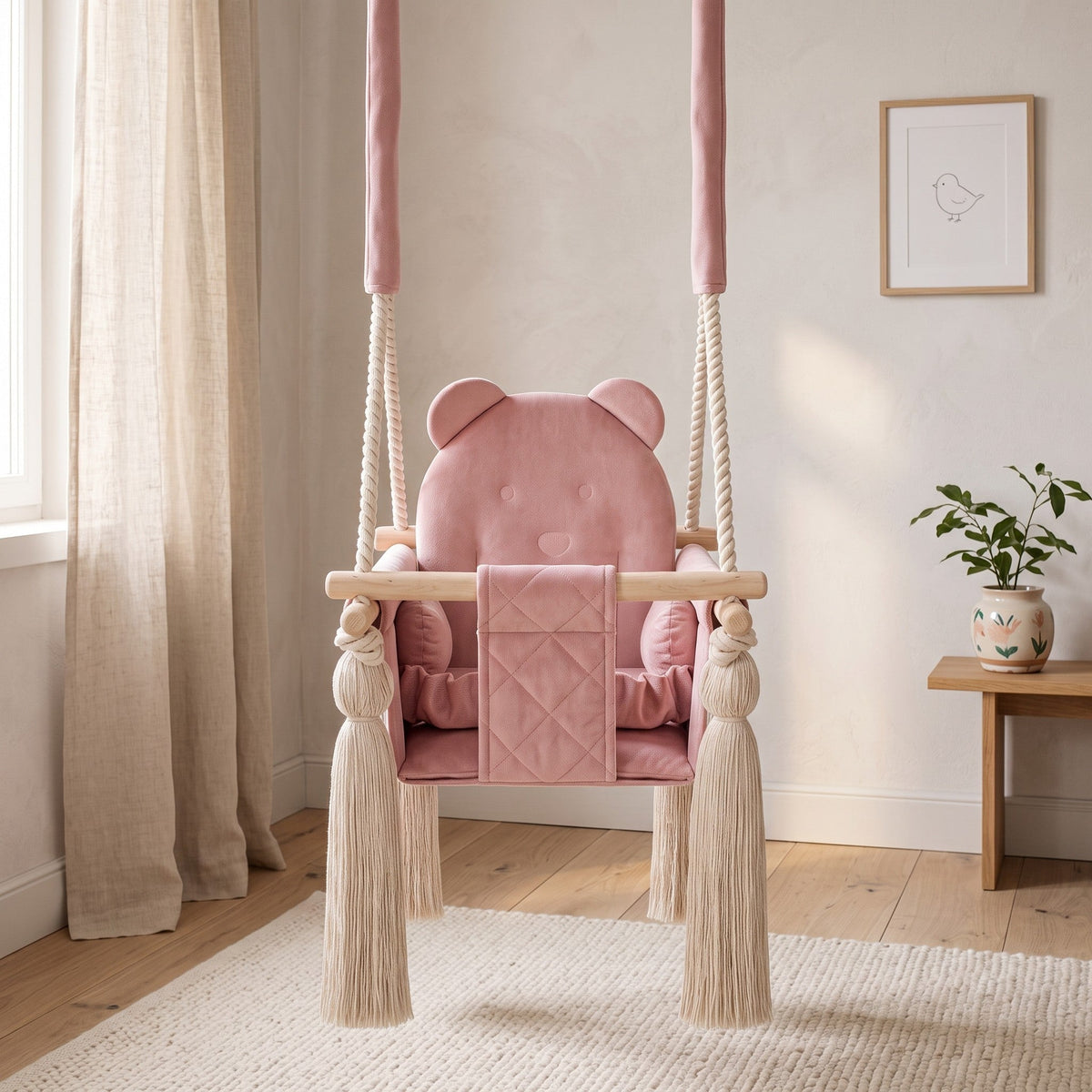 Altalena da interno per bambini in velluto Rosa, in una cameretta luminosa in stile scandinavo