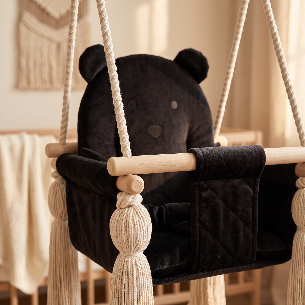 Kinderschaukel für Zuhause Schwarz, Nahaufnahme der Samt-Sitzfläche im Bärendesign