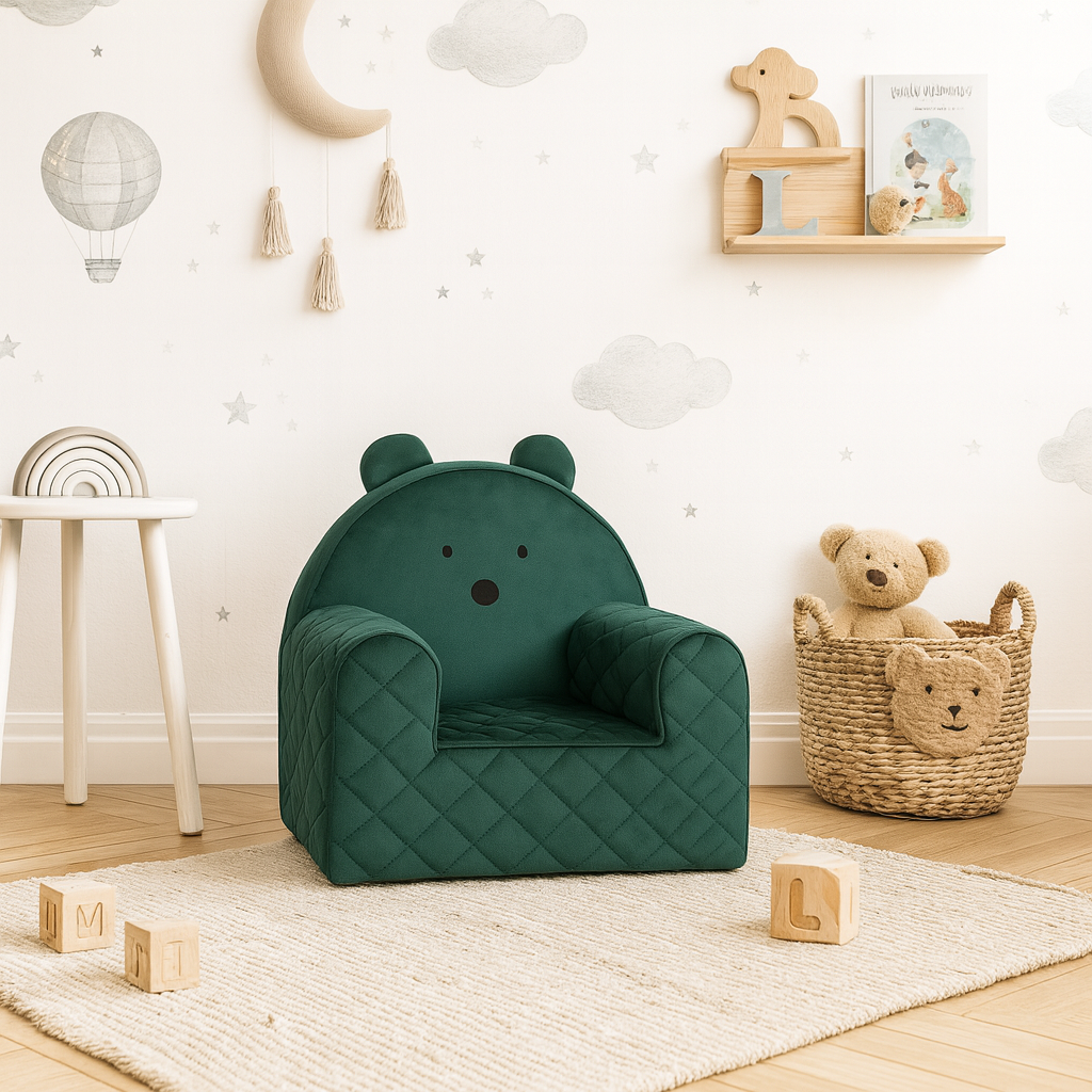Poltroncina per bambini a forma di orso in velluto Verde, in cameretta con giocattoli e mensola