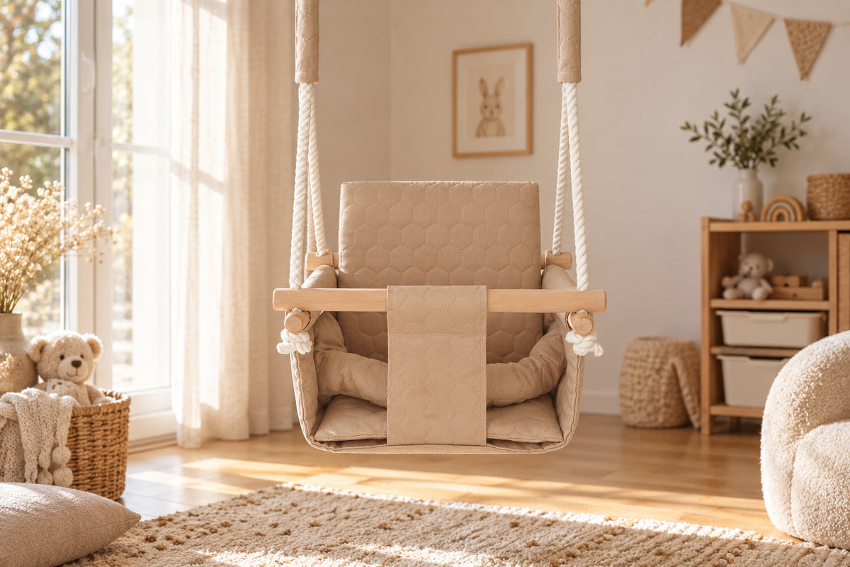Altalena impermeabile per bambini beige in una cameretta luminosa