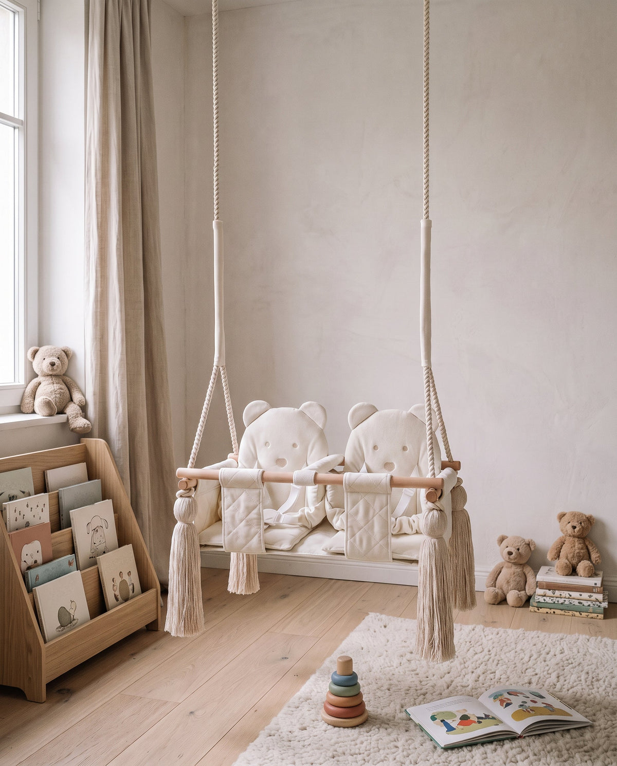 Altalena doppia in velluto beige con due sedute a orso in cameretta