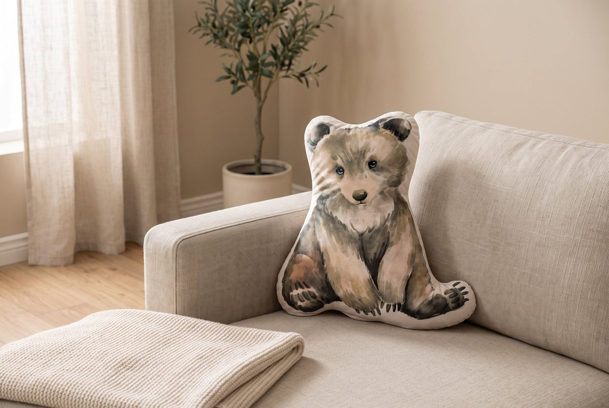 Dekokissen für Kinder Bär-Motiv auf einem Leinensofa im Wohnzimmer