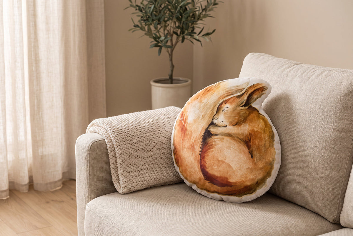 Dekokissen für Kinder Eichhörnchen-Motiv auf einem Leinensofa im Wohnzimmer