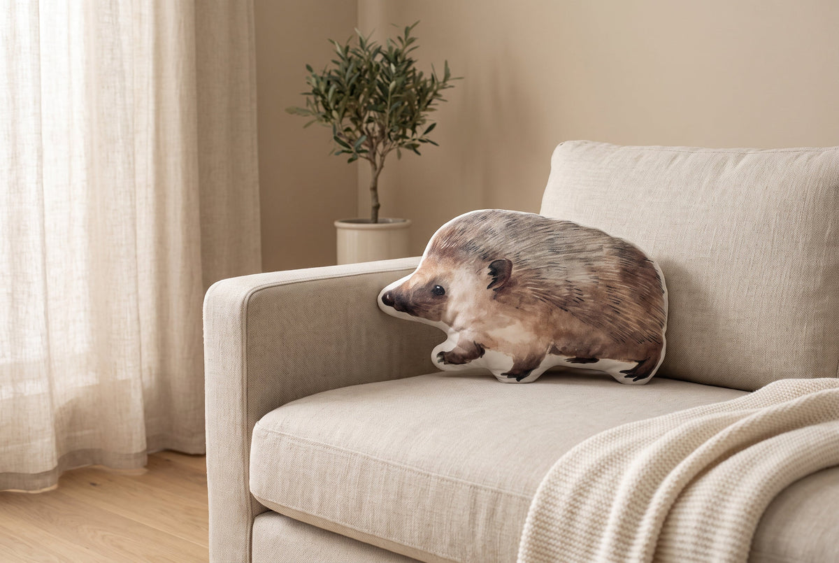 Dekokissen für Kinder Igel-Motiv auf einem Leinensofa im Wohnzimmer