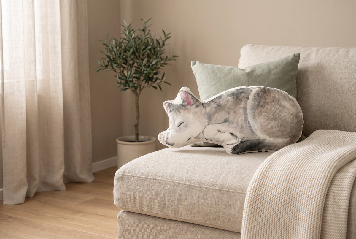 Dekokissen für Kinder Wolf-Motiv auf einem Leinensofa im Wohnzimmer