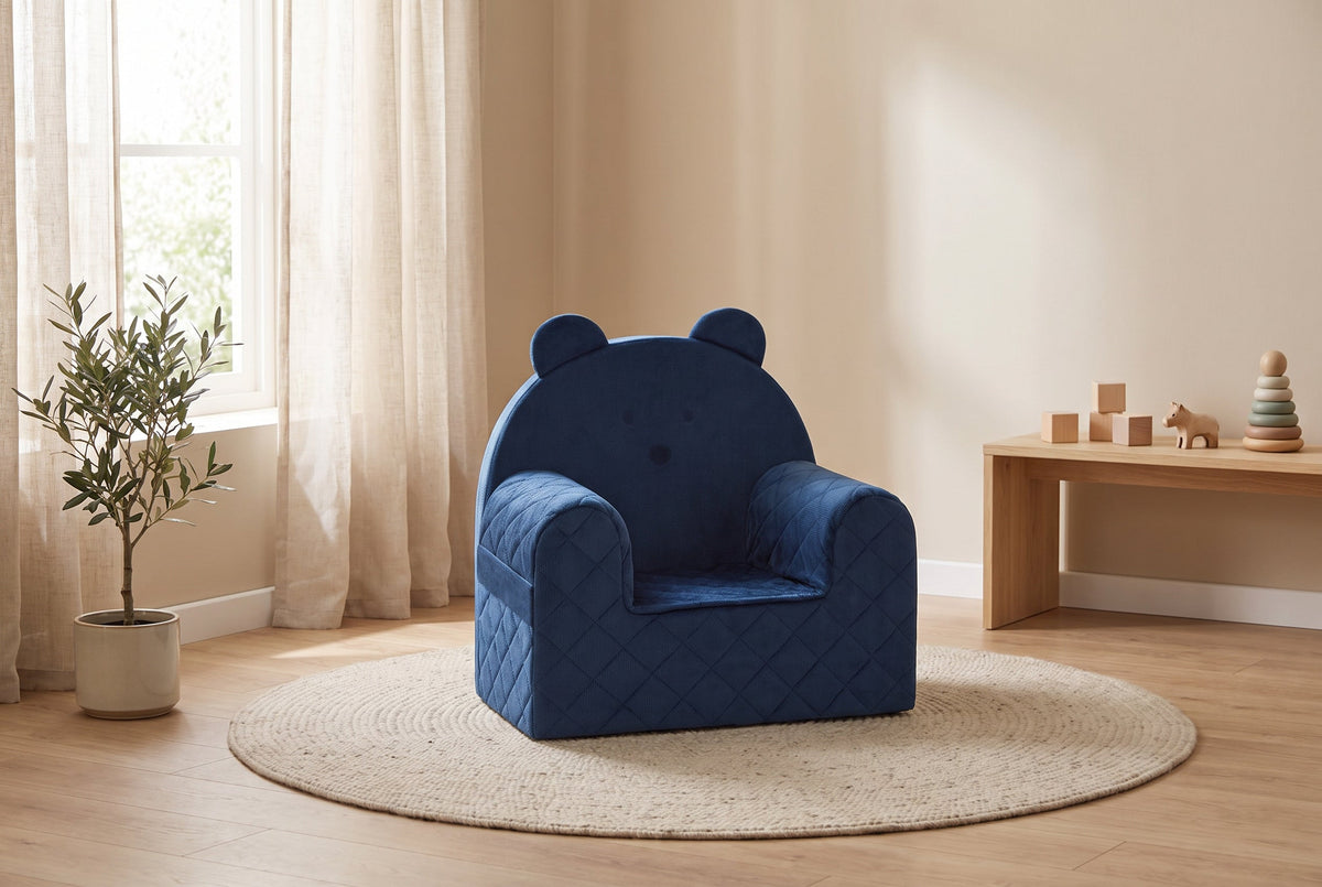 Kindersessel Bärenform Dunkelblau im hellen Kinderzimmer