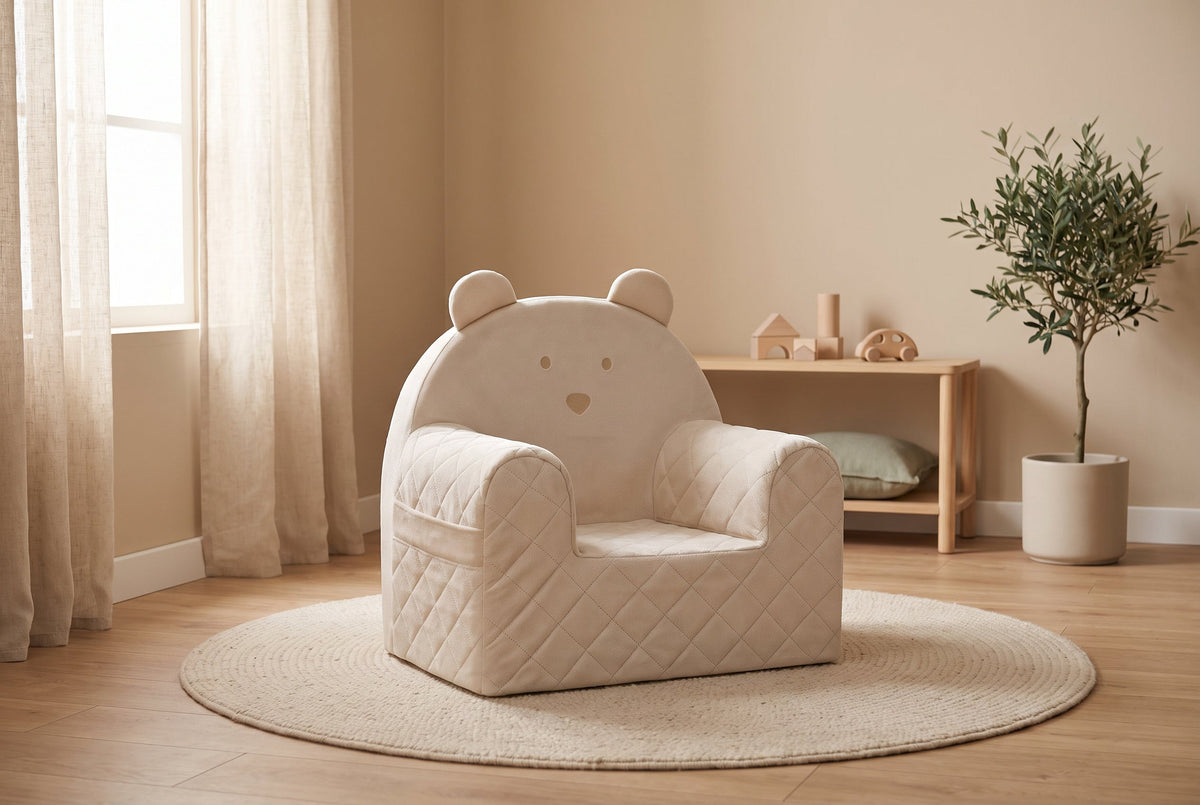 Kindersessel Bärenform Naturfarben im hellen Kinderzimmer