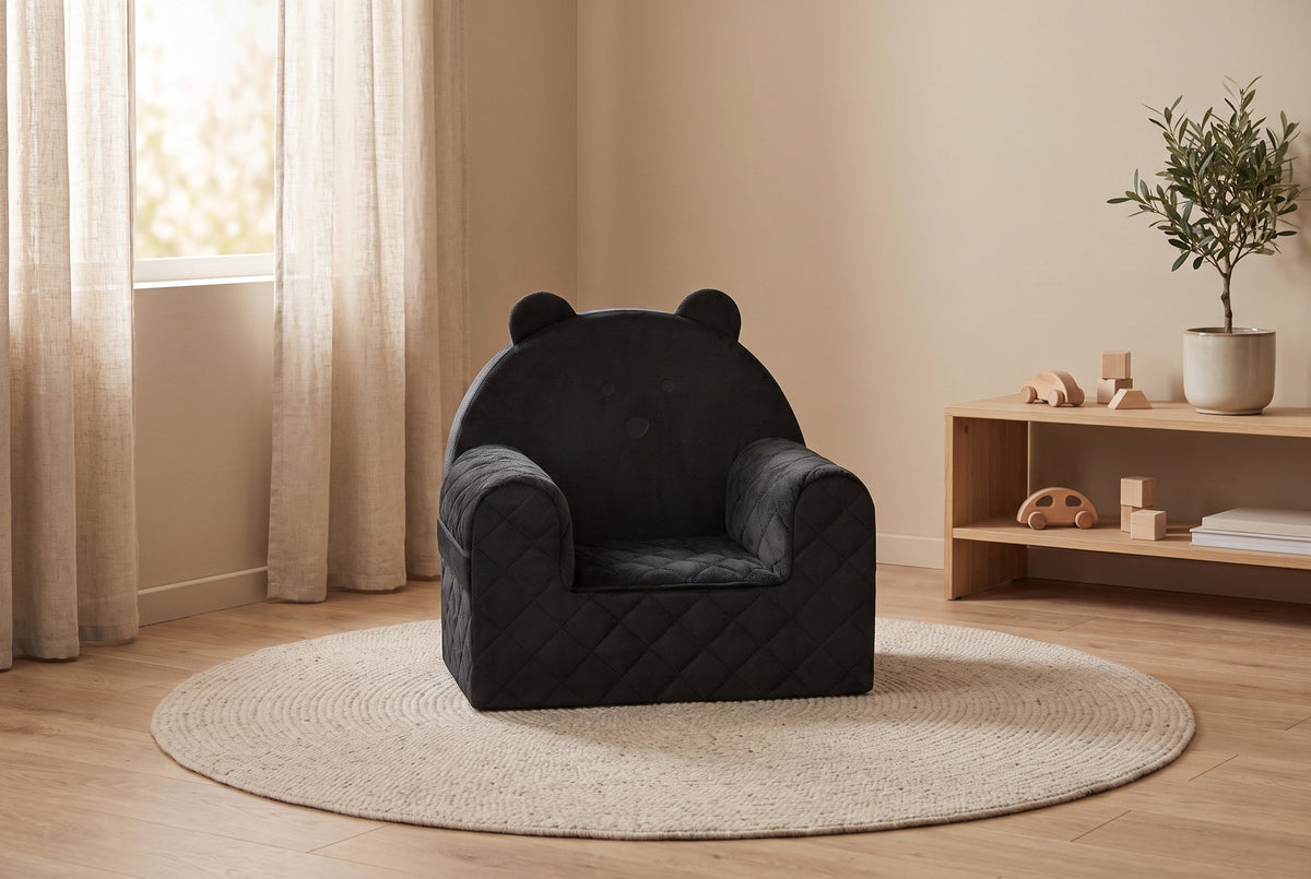 Kindersessel Bärenform Schwarz im hellen Kinderzimmer