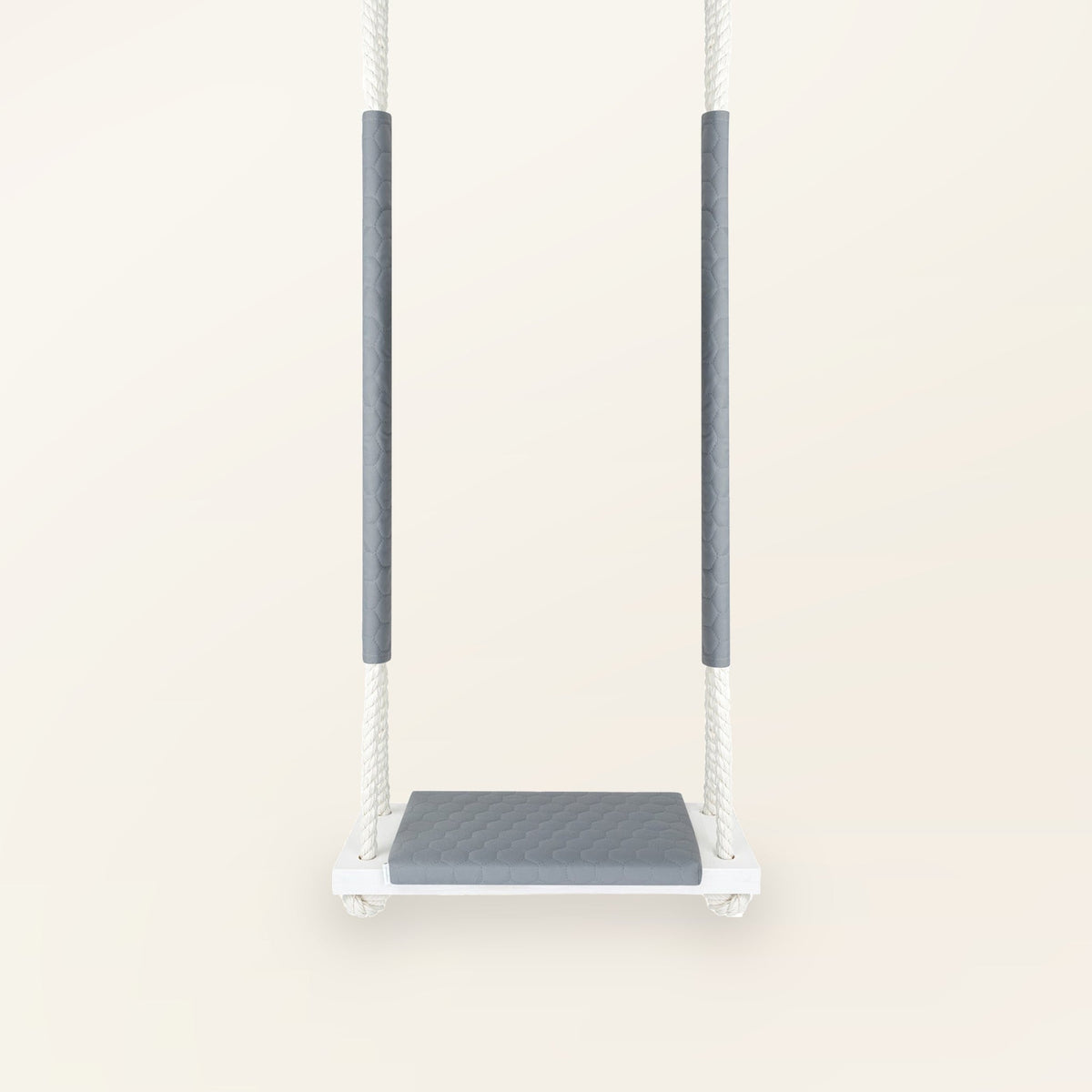 Balançoire bois extérieur imperméable enfant gris clair - Jardin, vue de face avec coussin matelassé et cordes blanches