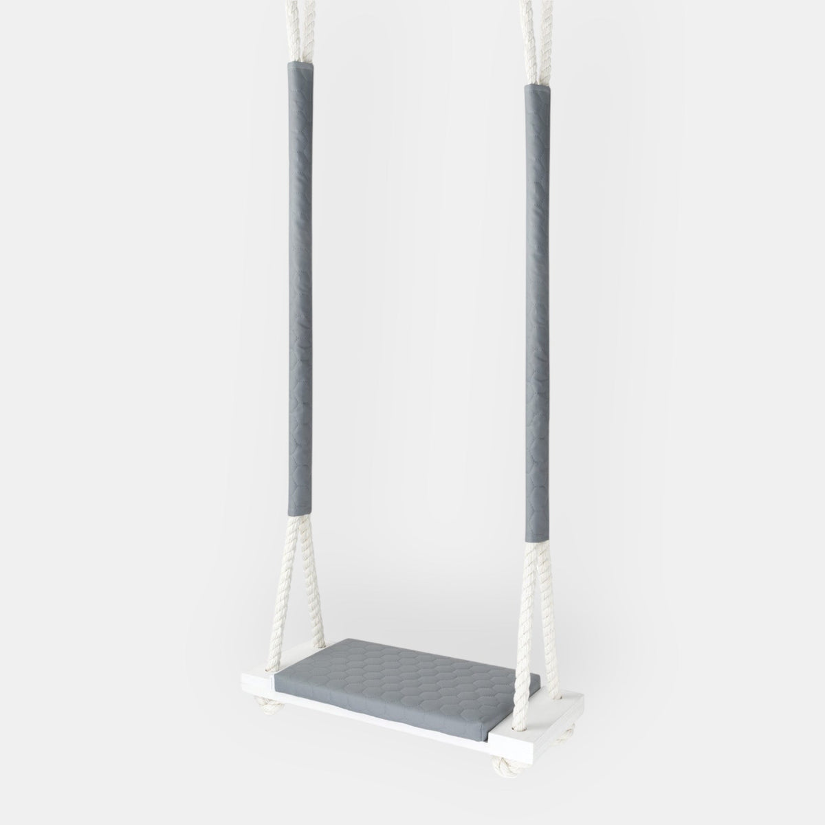 Balançoire bois extérieur imperméable enfant gris clair - Jardin, vue de face sur fond blanc avec coussin matelassé sur la