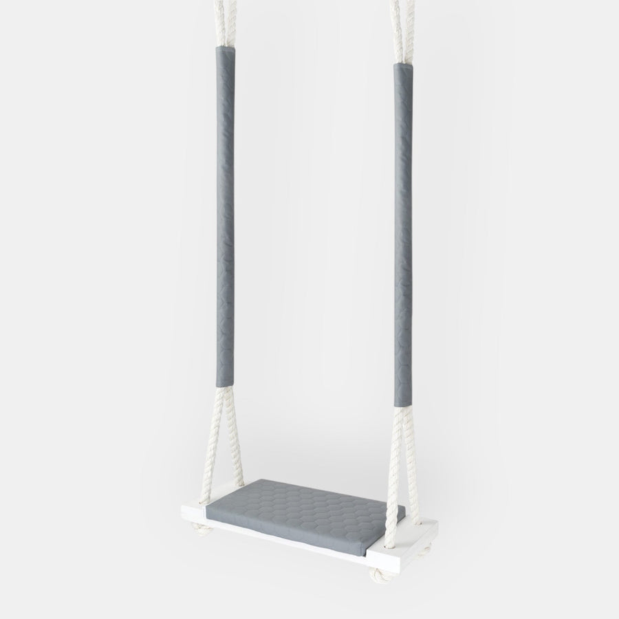 Balançoire bois extérieur imperméable enfant gris clair - Jardin, vue de face sur fond blanc avec coussin matelassé sur la