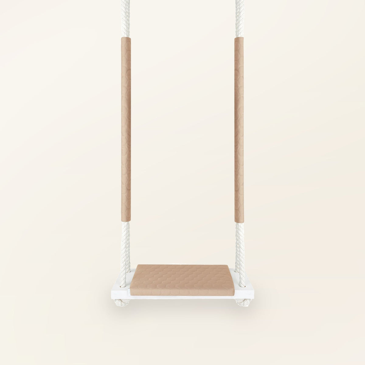 Altalena in legno impermeabile Beige, vista frontale con cuscino trapuntato e corde bianche