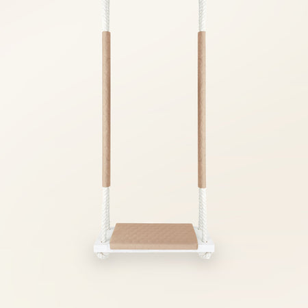Altalena in legno impermeabile Beige, vista frontale con cuscino trapuntato e corde bianche