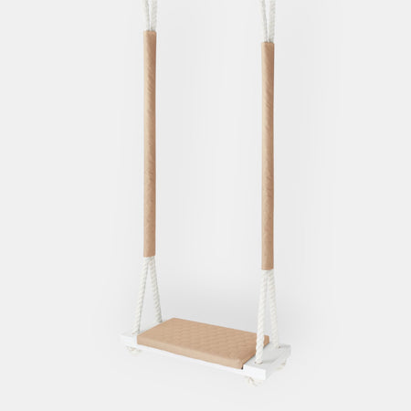 Altalena in legno impermeabile Beige, vista frontale su sfondo bianco con cuscino trapuntato sulla tavola