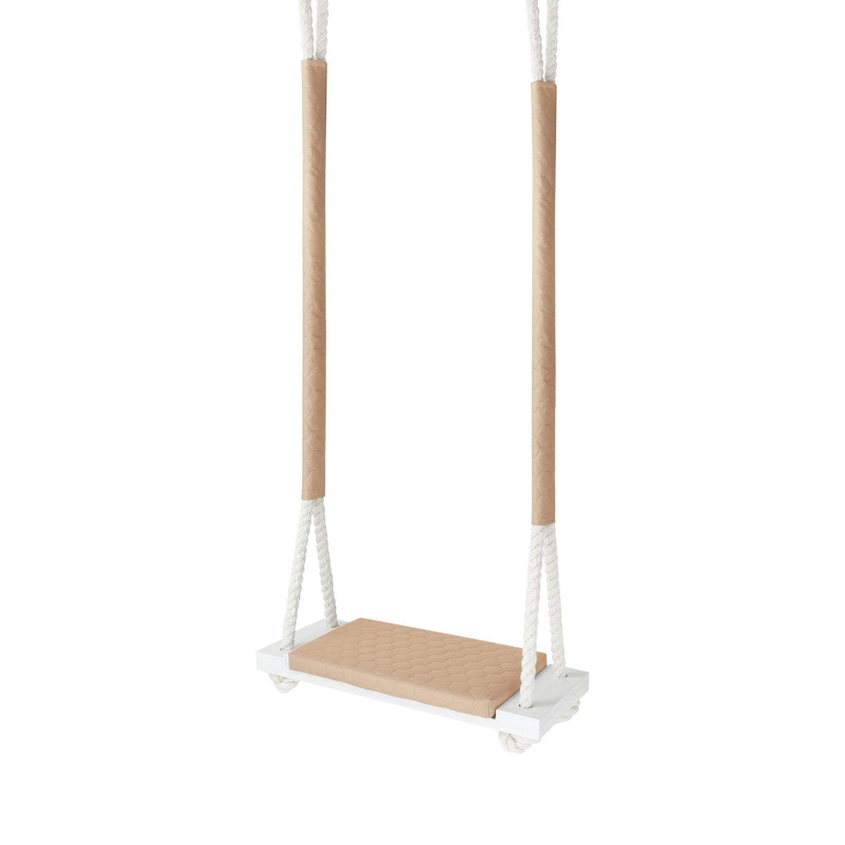 Altalena in legno impermeabile Beige, vista di tre quarti con corde rivestite in tessuto e cuscino trapuntato