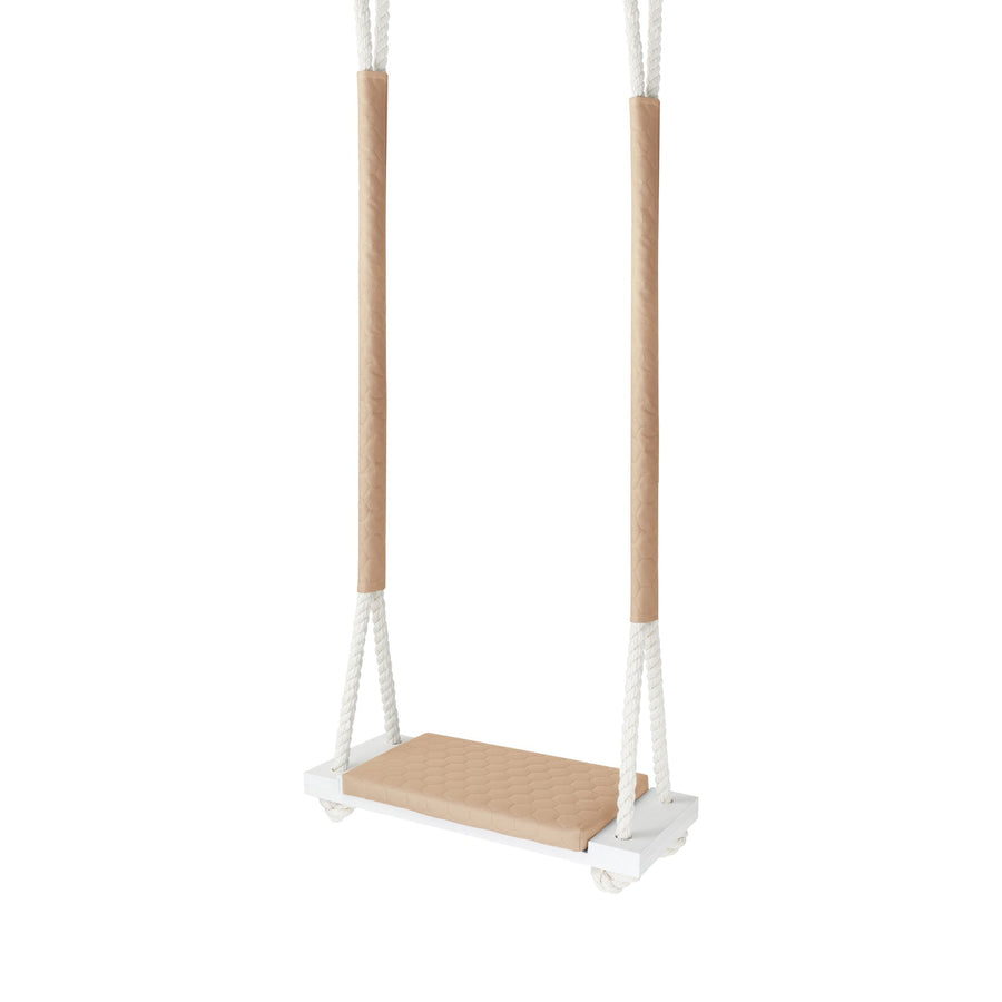 Altalena in legno impermeabile Beige, vista di tre quarti con corde rivestite in tessuto e cuscino trapuntato