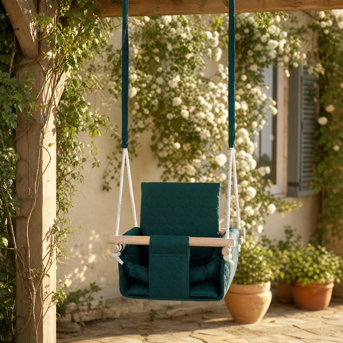 Wasserfeste Kinderschaukel Grün, im Garten, unter einer Pergola auf der Terrasse