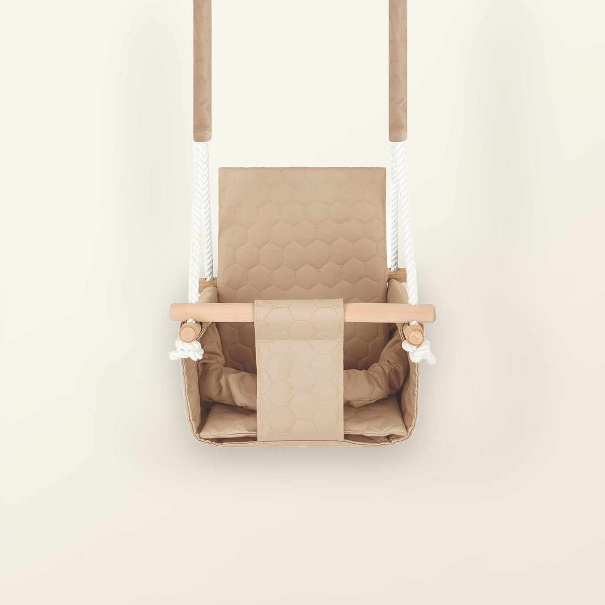 Altalena impermeabile per bambini Beige, vista frontale con tessuto trapuntato, corde bianche e barra in legno