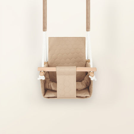 Altalena impermeabile per bambini Beige, vista frontale con tessuto trapuntato, corde bianche e barra in legno