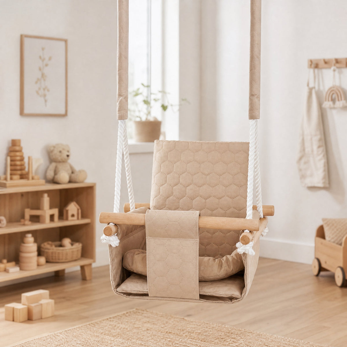 Altalena impermeabile per bambini Beige, appesa all'interno in una cameretta luminosa