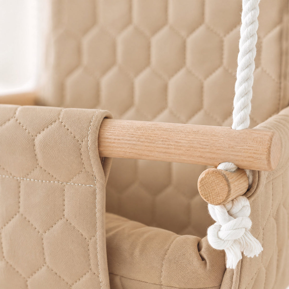Altalena impermeabile per bambini Beige, dettaglio del tessuto trapuntato, della barra in faggio e del nodo della corda