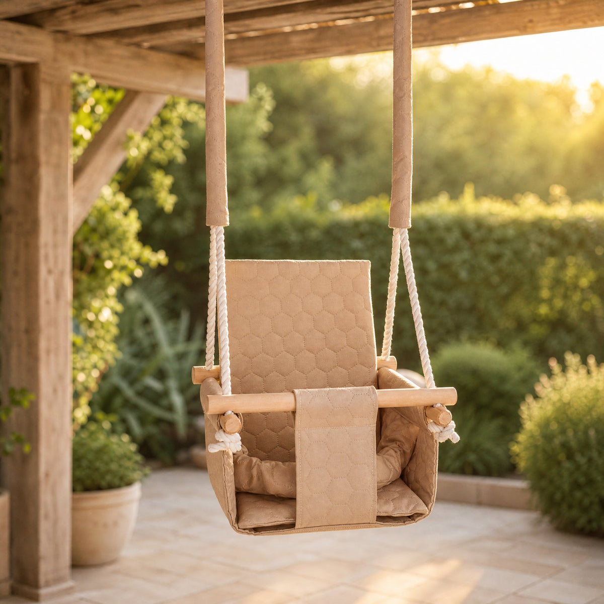 Altalena impermeabile per bambini Beige, in giardino, sotto un pergolato sulla terrazza