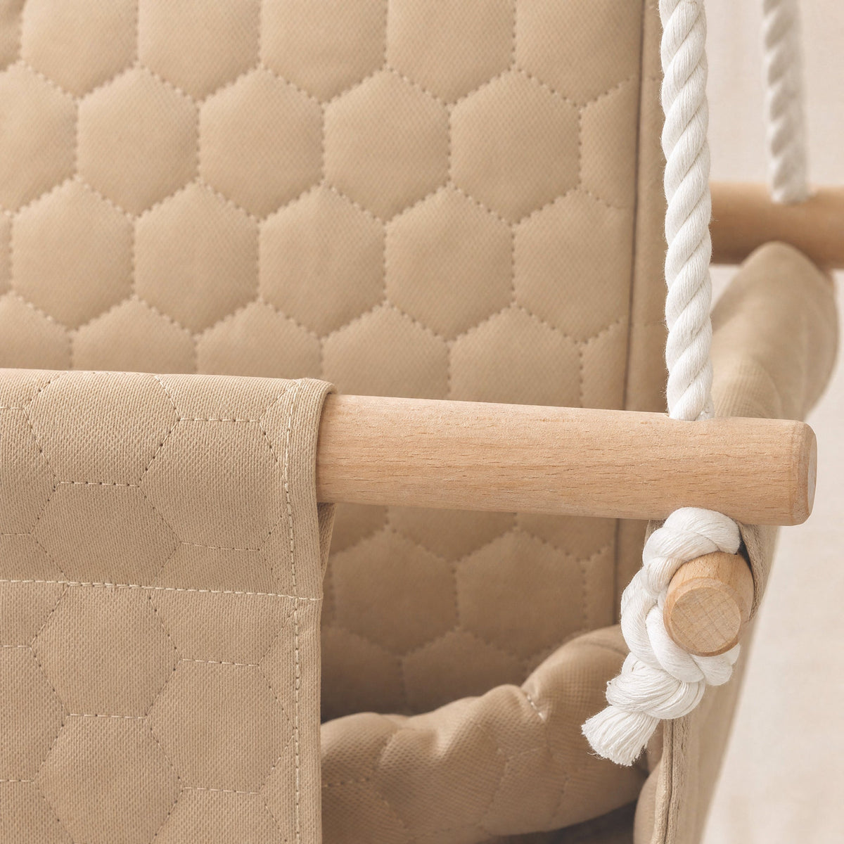 Altalena impermeabile per bambini Beige, dettaglio del nodo della corda, della barra in legno e del tessuto trapuntato