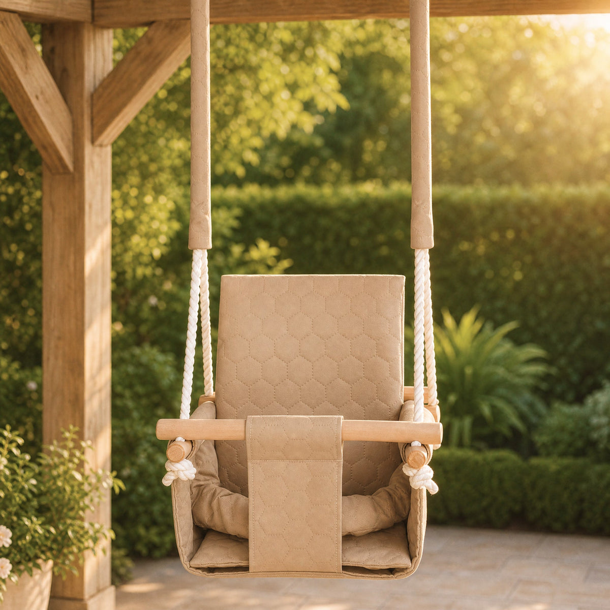 Altalena impermeabile per bambini Beige, in giardino vicino alla siepe, di sera