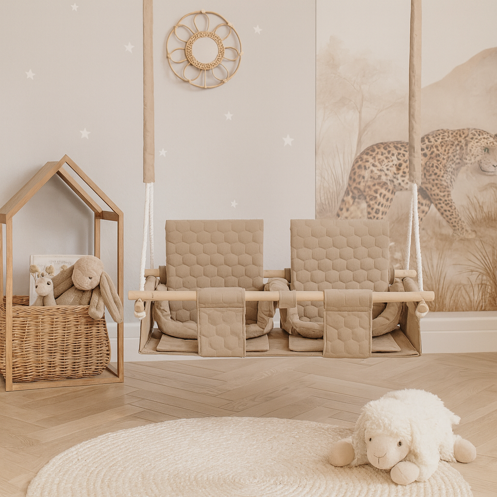 Wasserfeste Zwillingsschaukel Naturfarben, im Innenbereich genutzt, in einem hellen Kinderzimmer